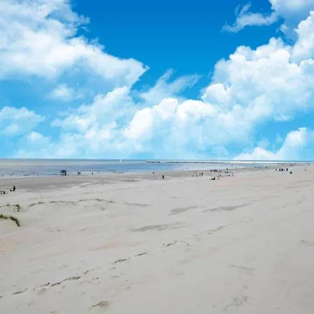 In Koksijde Near Sandy Beaches Апартаменты